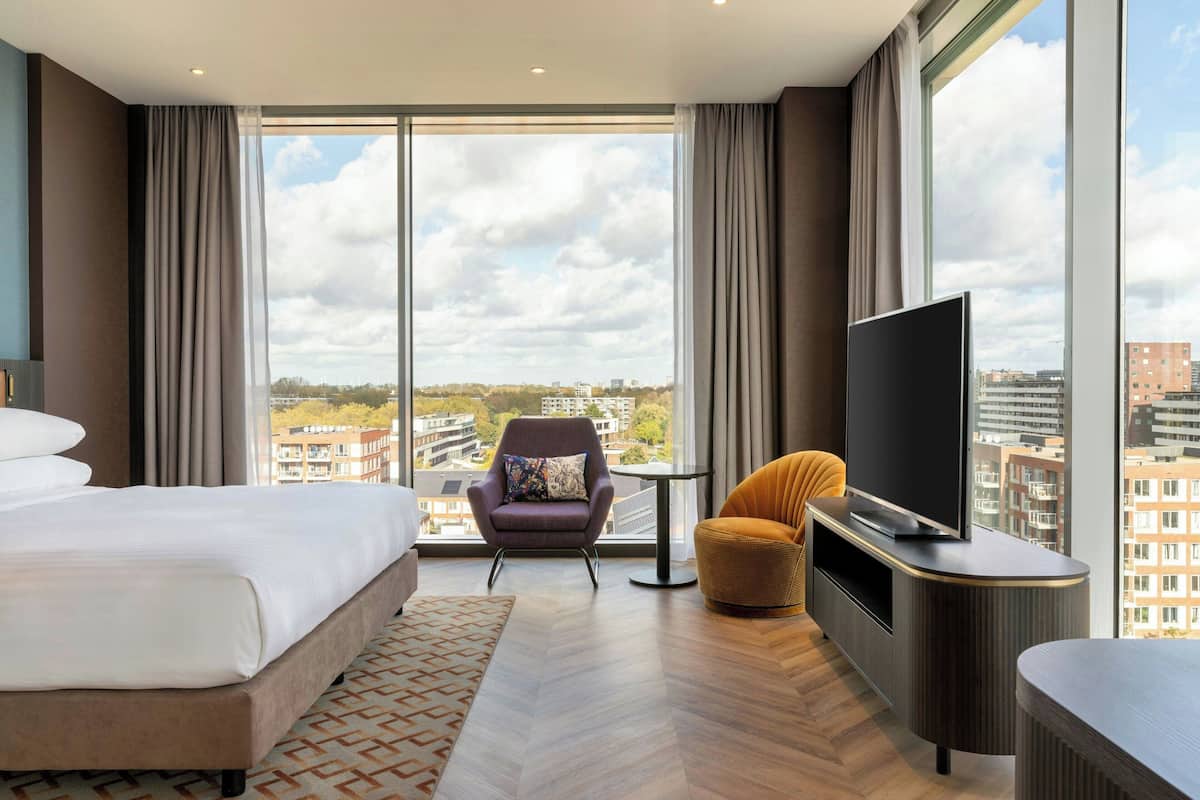 Junior Suite, 1 Bedroom | Sengetøy av topp kvalitet, safe på rommet og skrivebord