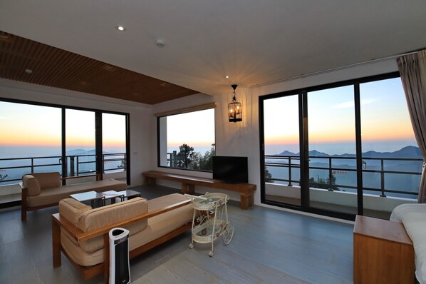 Modern style building- Deluxe Quadruple Room, 2 Queen Beds, Balcony | Premium bedding, laptop workspace, soundproofing, free WiFi - Alishan B&B Yunmingi Aliscenery (Zhuqi)