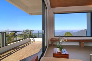 Modern style building- Deluxe Quadruple Room, 2 Queen Beds, Balcony | Premium bedding, laptop workspace, soundproofing, free WiFi - Alishan B&B Yunmingi Aliscenery (Zhuqi)