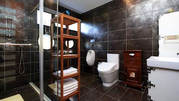 Deluxe-Vierbettzimmer, 2 Queen-Betten, Balkon | Badezimmer