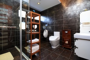 Chambre quadruple Deluxe, 2 grands lits, balcon | Salle de bain | Douche, articles de toilette (gratuits), séchoir à cheveux, pantoufles