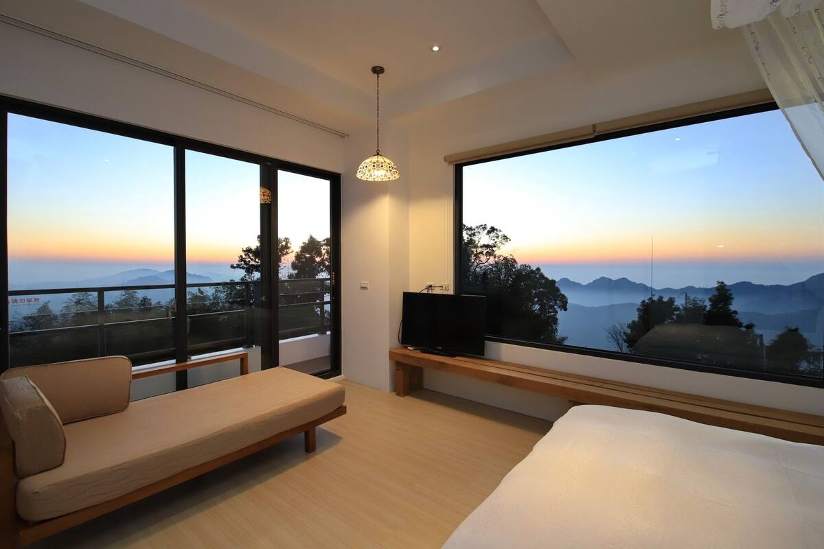 Modern style building- Grand Double Room, 1 Queen Bed