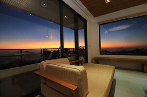 現代風格建築 - 豪華四人房, 2 張加大雙人床, 陽台  | 高級寢具、筆電工作空間、隔音、免費無線上網