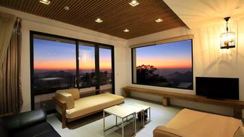 Deluxe-Vierbettzimmer, 2 Queen-Betten, Balkon | Hochwertige Bettwaren, laptopgeeigneter Arbeitsplatz