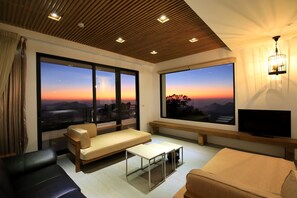 Modern style building- Deluxe Quadruple Room, 2 Queen Beds, Balcony  | Premium bedding, laptop workspace, soundproofing, free WiFi - Alishan B&B Yunmingi Aliscenery (Zhuqi)