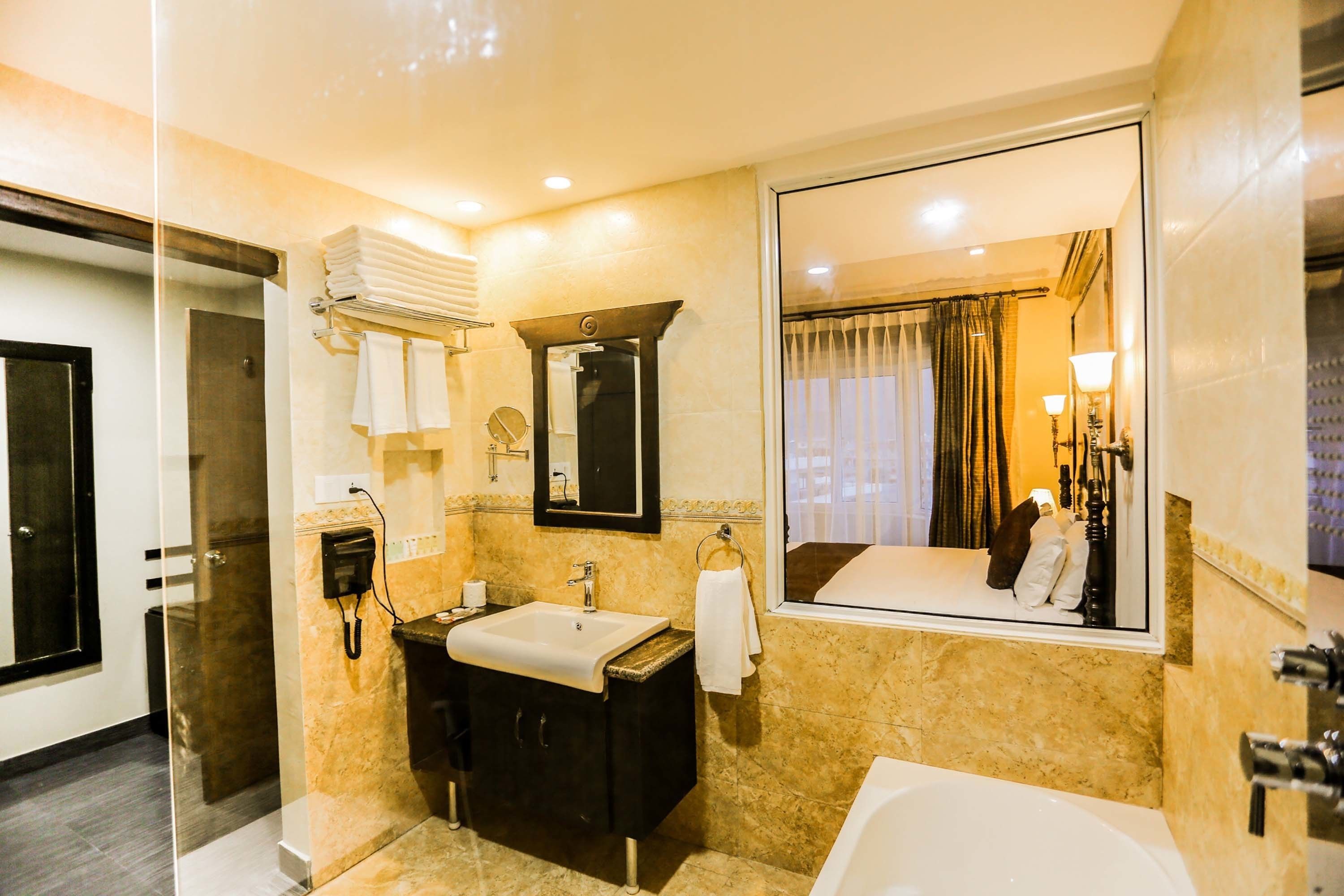 deluxe suite | bathroom | combined shower/bathtub, free toiletries, hair dryer, bathrobes