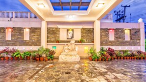Exterior - Da Yatra Courtyard Hotel & Resort (Pokhara)
