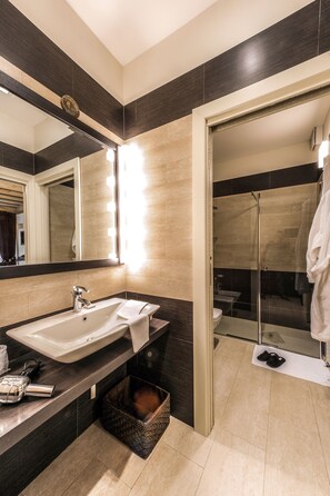 Habitación doble superior (Ginevra, view on Juliet's Balcony) | Baño | Ducha y cabezal de ducha tipo lluvia