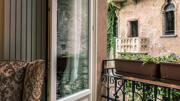 Doppia Superior (Ginevra, view on Juliet's Balcony) | Vista dalla camera