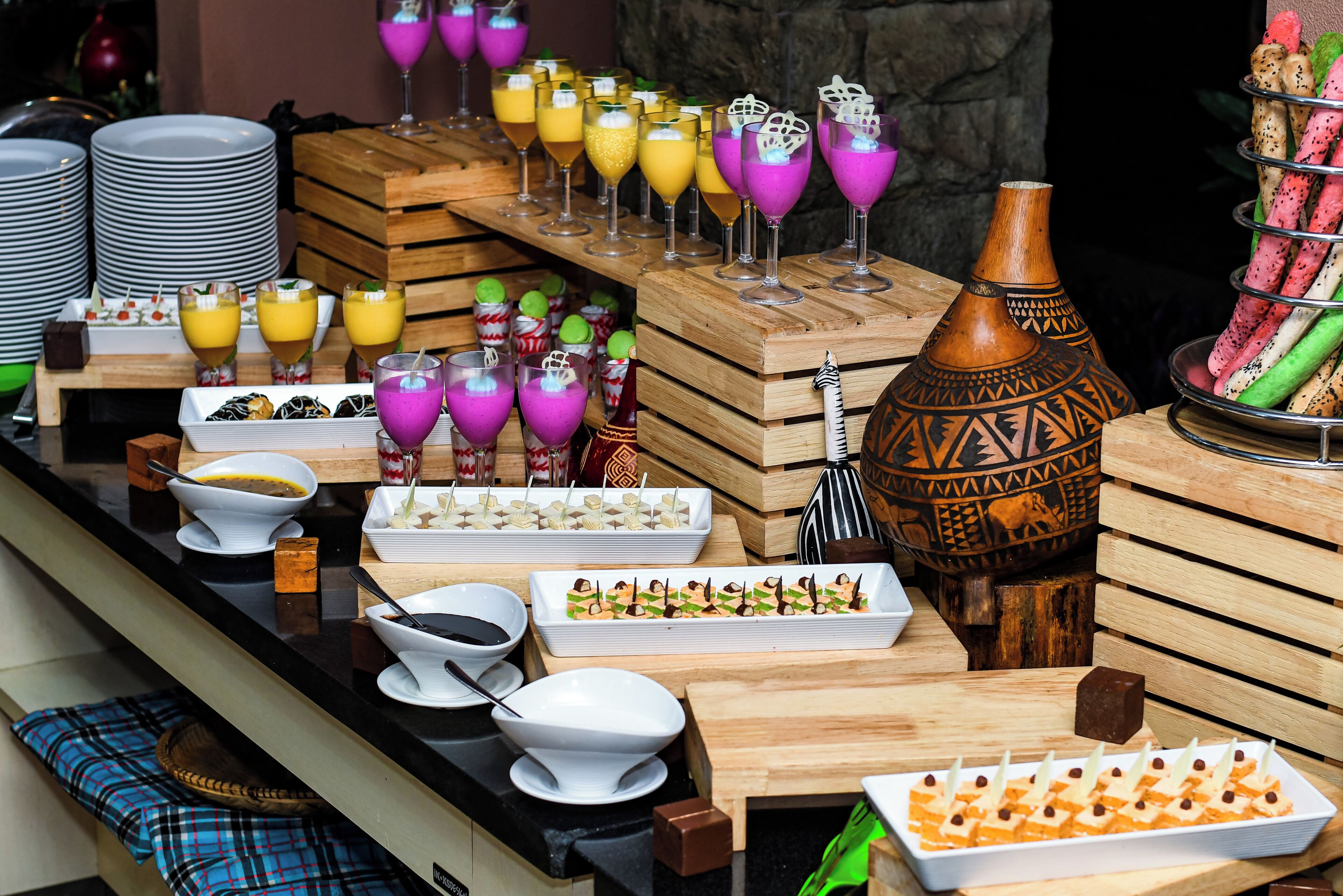 Een buffetopstelling met diverse gerechten, drankjes en decoratieve elementen.