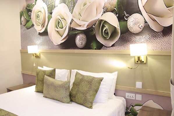 Minibar, caixa forta a l'habitació i escriptori 