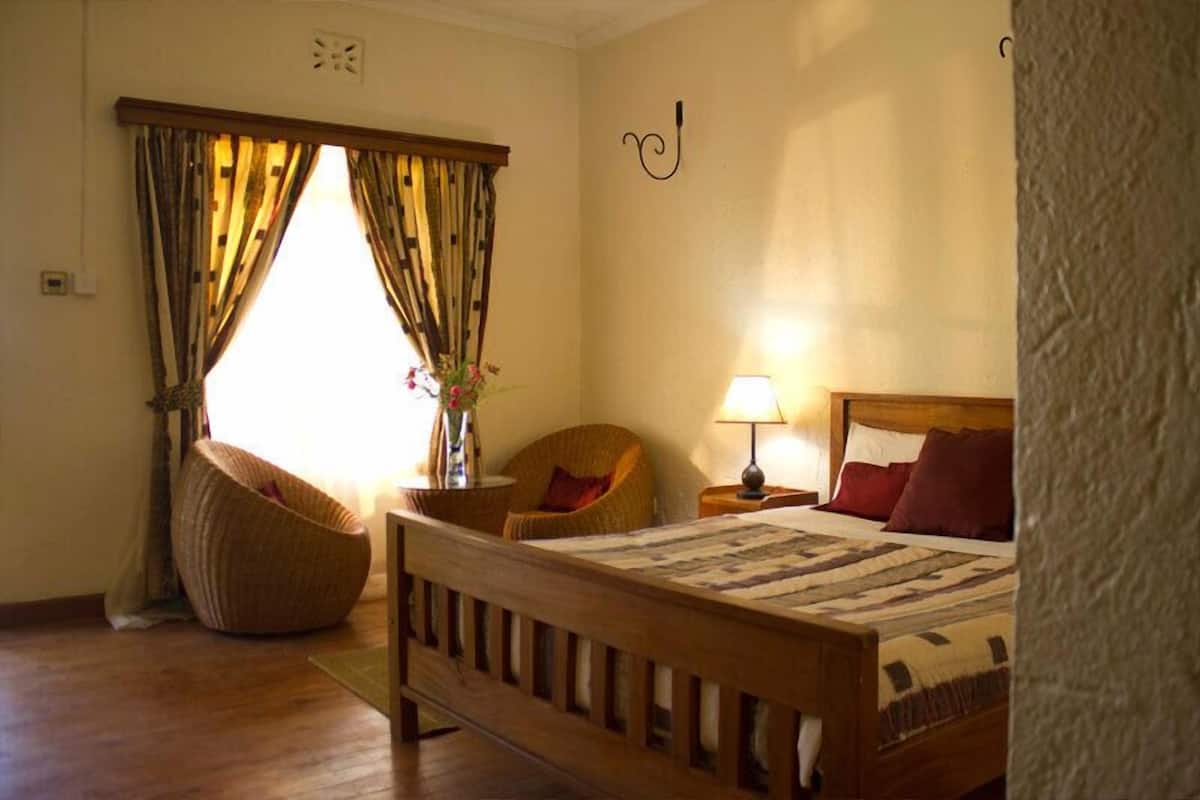Superior tweepersoonskamer, 1 queensize bed, uitzicht op meer | Een minibar, een kluis op de kamer, een bureau, geluiddichte muren