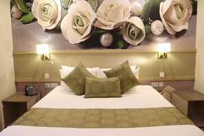 Minibar, caixa forta a l'habitació i escriptori 