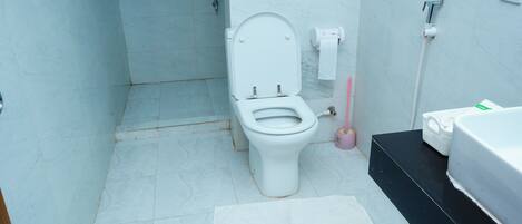A bathroom with a toilet, bidet, and bathtub.