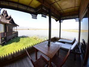 Royal Villa, Lake View | Balcony