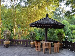 حيث تُقدم وجبات الإفطار، الغداء، العشاء، الأطباق المختلطة