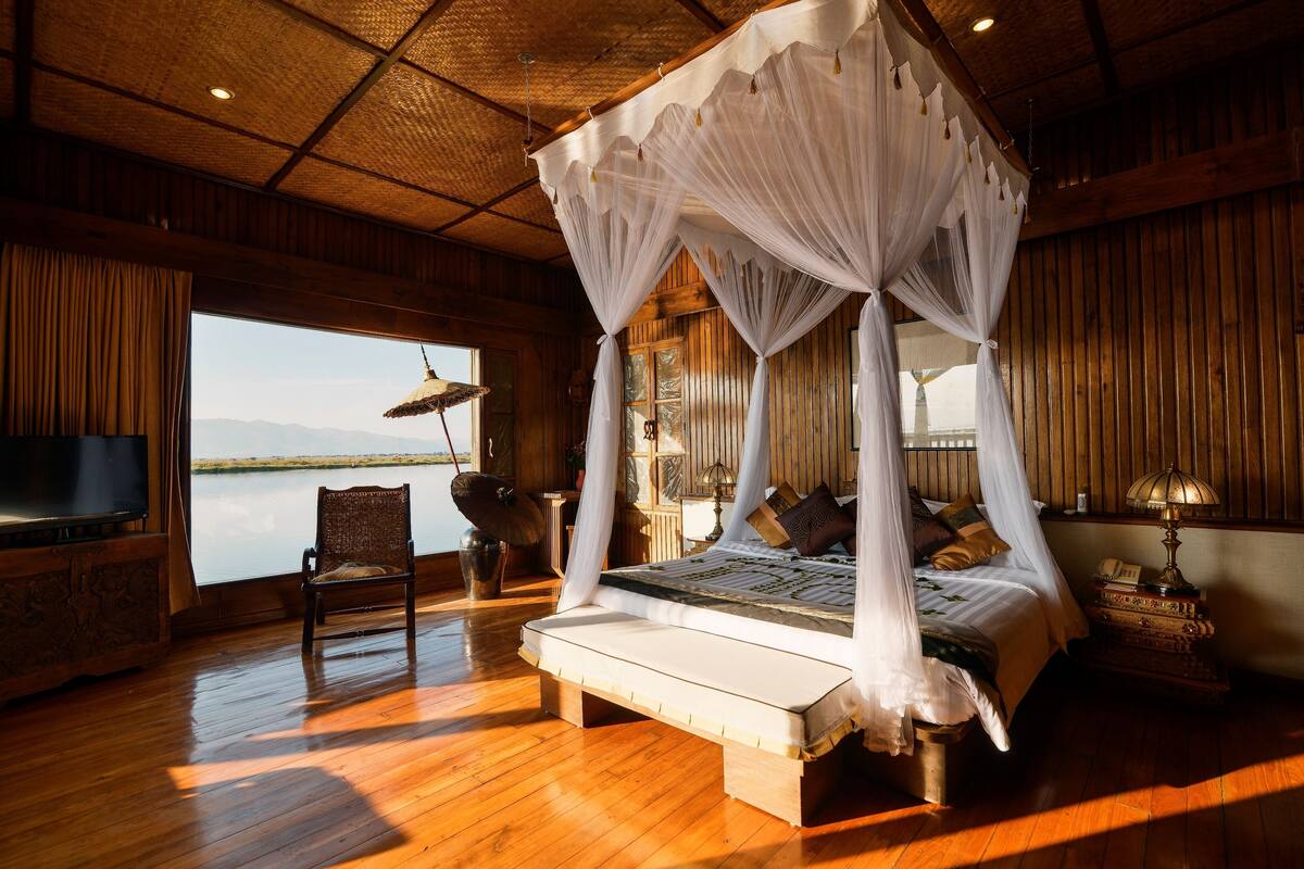 Royal Villa, Lake View
