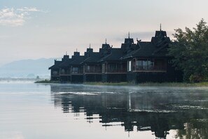 Vista frontal de la propiedad