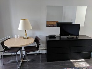 Téléviseur à écran plat de 32 po avec télévision par câble, téléviseur