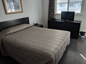 Standard Room, 1 Queen Bed | Desk, iron/ironing board, free WiFi, bed sheets