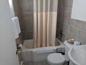 Combined shower/tub, free toiletries, hair dryer, towels - Hilltop Motel (Kingston)