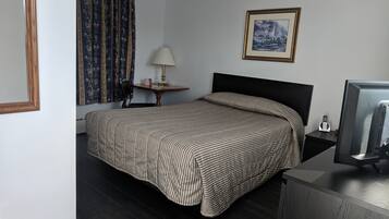 Chambre Standard, 1 grand lit | Bureau, fer et planche Ă repasser, Wi-Fi gratuit, draps fournis