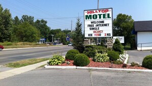 A motel sign advertising free internet, single rooms, and ice for $1.50 per 3 kg. - Hilltop Motel (Kingston)