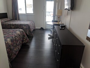 Chambre Deluxe double, 2 lits doubles | Commodité de la chambre