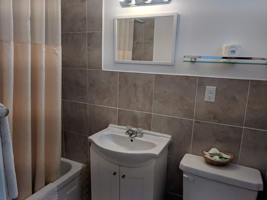 Standard Room, 1 Queen Bed | Bathroom sink