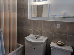 Chambre Standard, 1 grand lit | Lavabo de la salle de bain