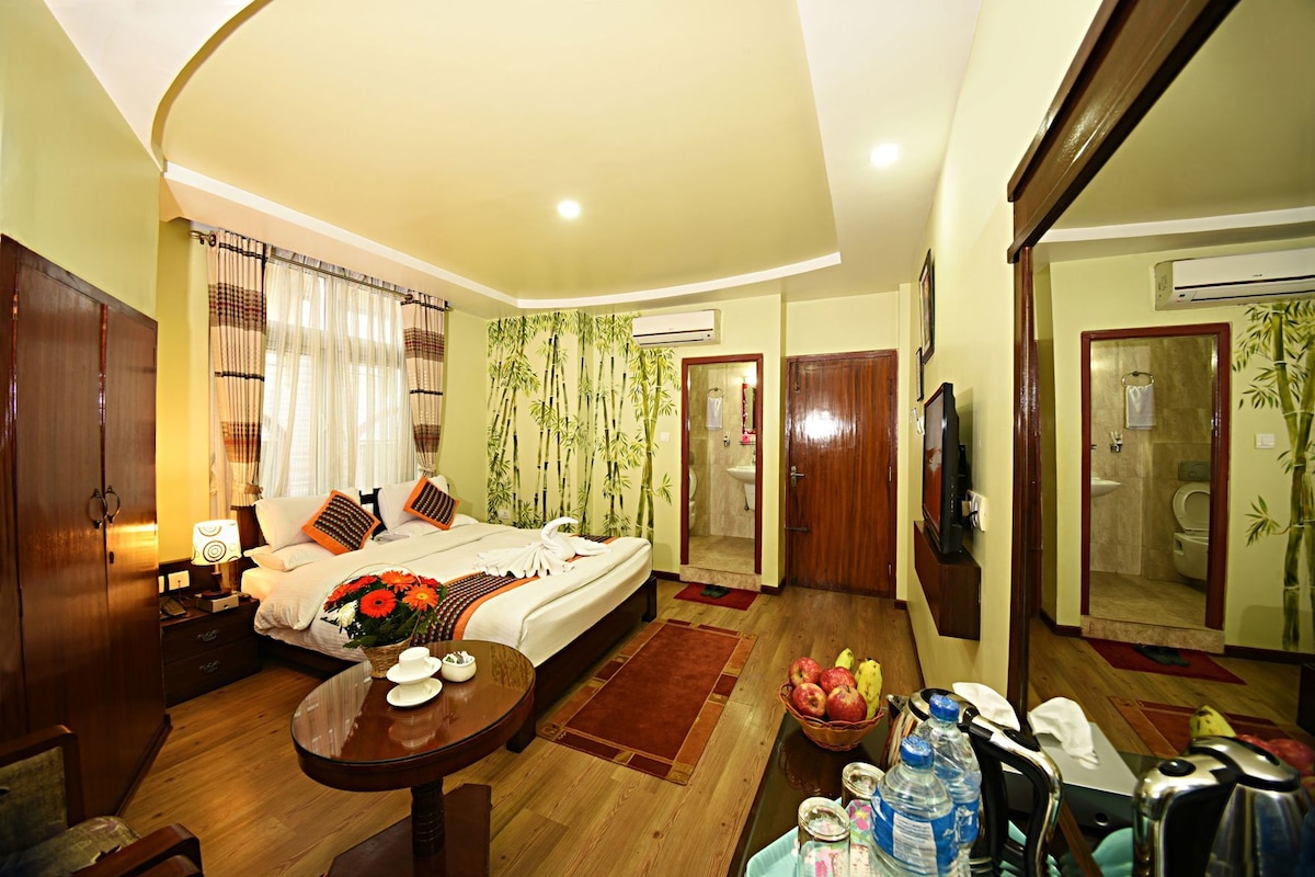 Premium bedding, in-room safe, soundproofing