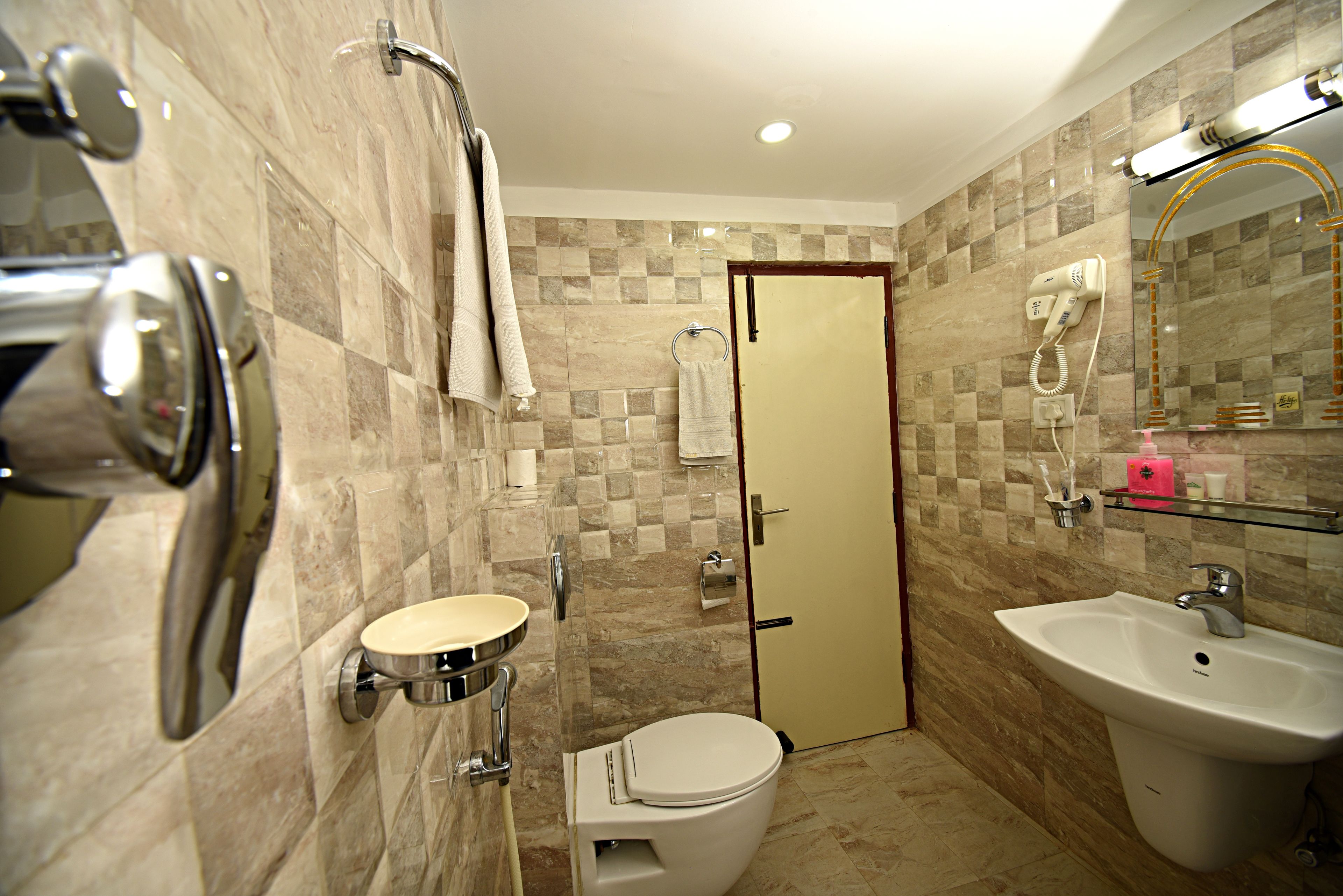 standard double or twin room | bathroom | shower, free toiletries, hair dryer, slippers
