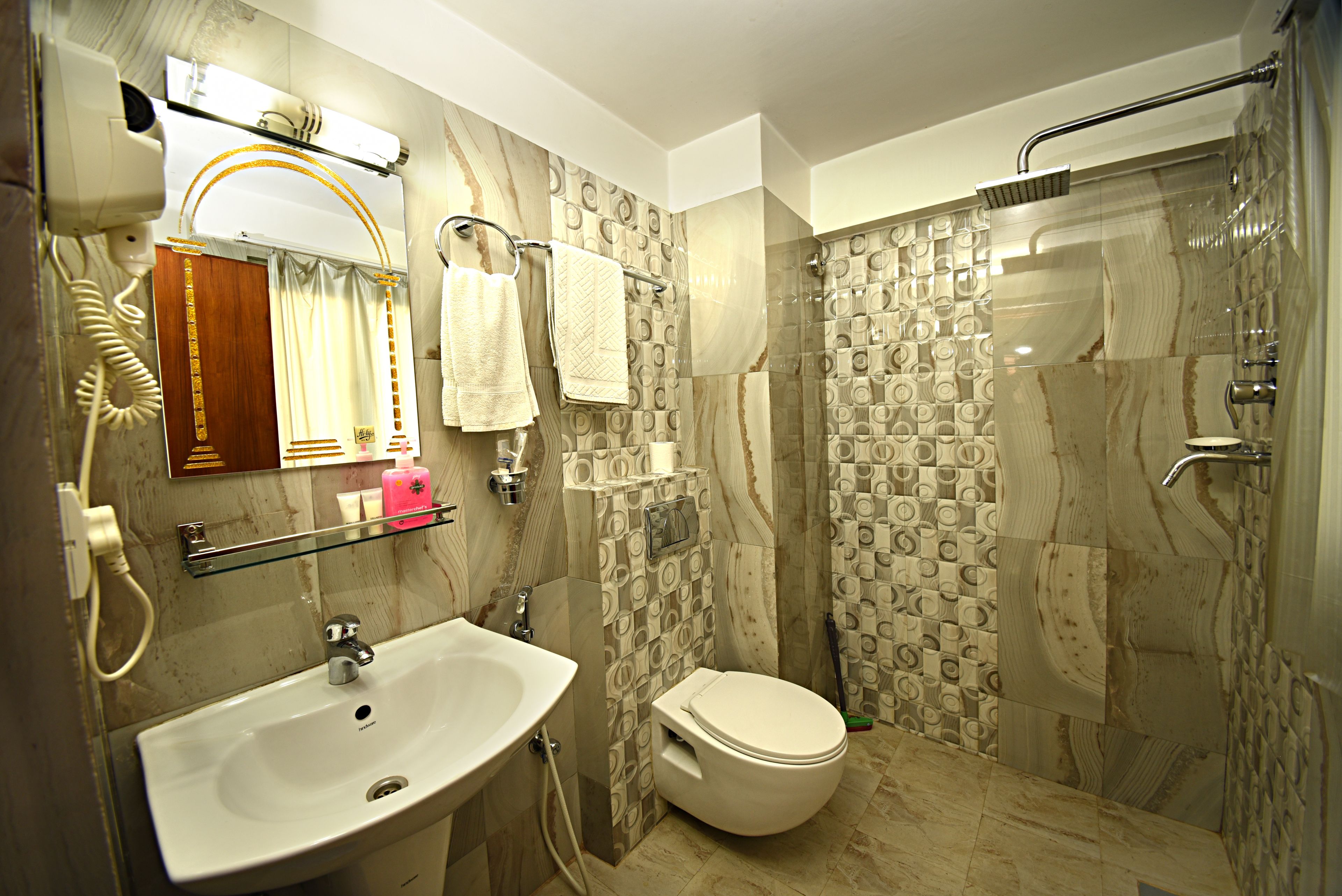deluxe double or twin room, 1 bedroom | bathroom | shower, free toiletries, hair dryer, slippers