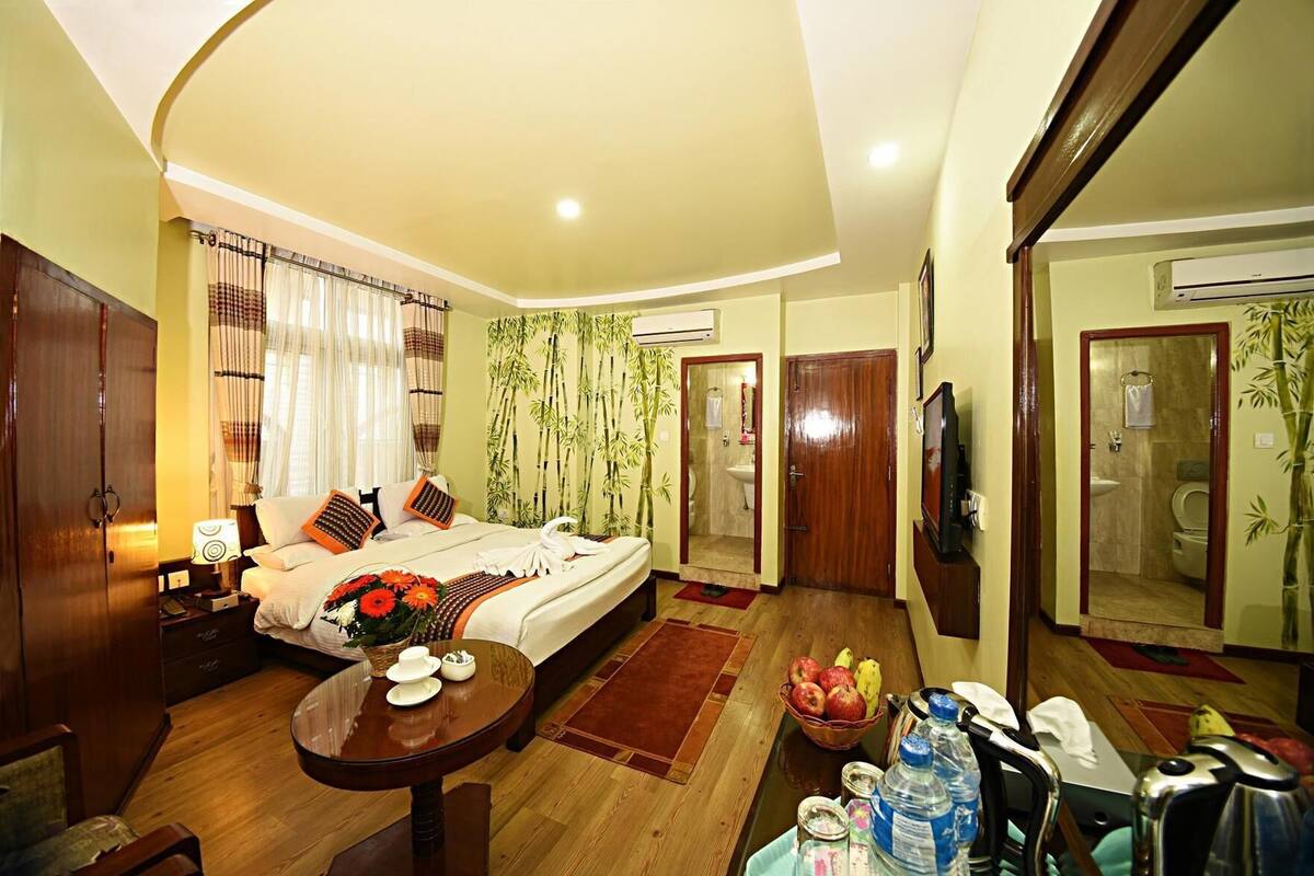 Premium bedding, in-room safe, soundproofing