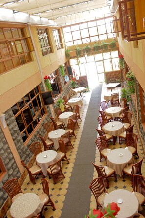 Breakfast, lunch, dinner served; African cuisine