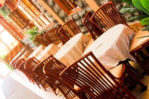 Breakfast, lunch, dinner served; African cuisine