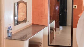 Douche, articles de toilette gratuits, sĂšche-cheveux, chaussons