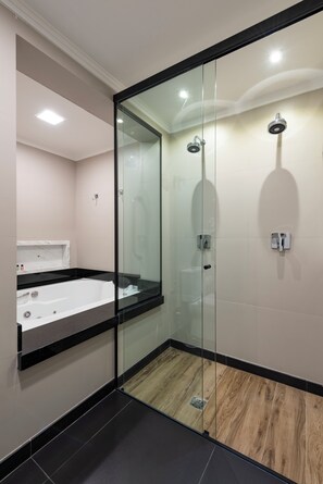 Superior-Suite, 1 King-Bett | Badezimmer | Kostenlose Toilettenartikel, Haartrockner, Handtücher, Toilettenpapier