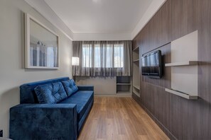 Suite – superior, 1 kingsize-seng | Oppholdsområde | En 29-tommers Flatskjerm-TV med kabel-kanaler samt TV