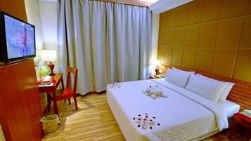 Habitación doble superior (No View) | Minibar, caja de seguridad en la habitación y escritorio