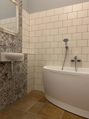 Apartment, Balcony | Bathroom shower - Pension Amadeus (Cesky Krumlov)