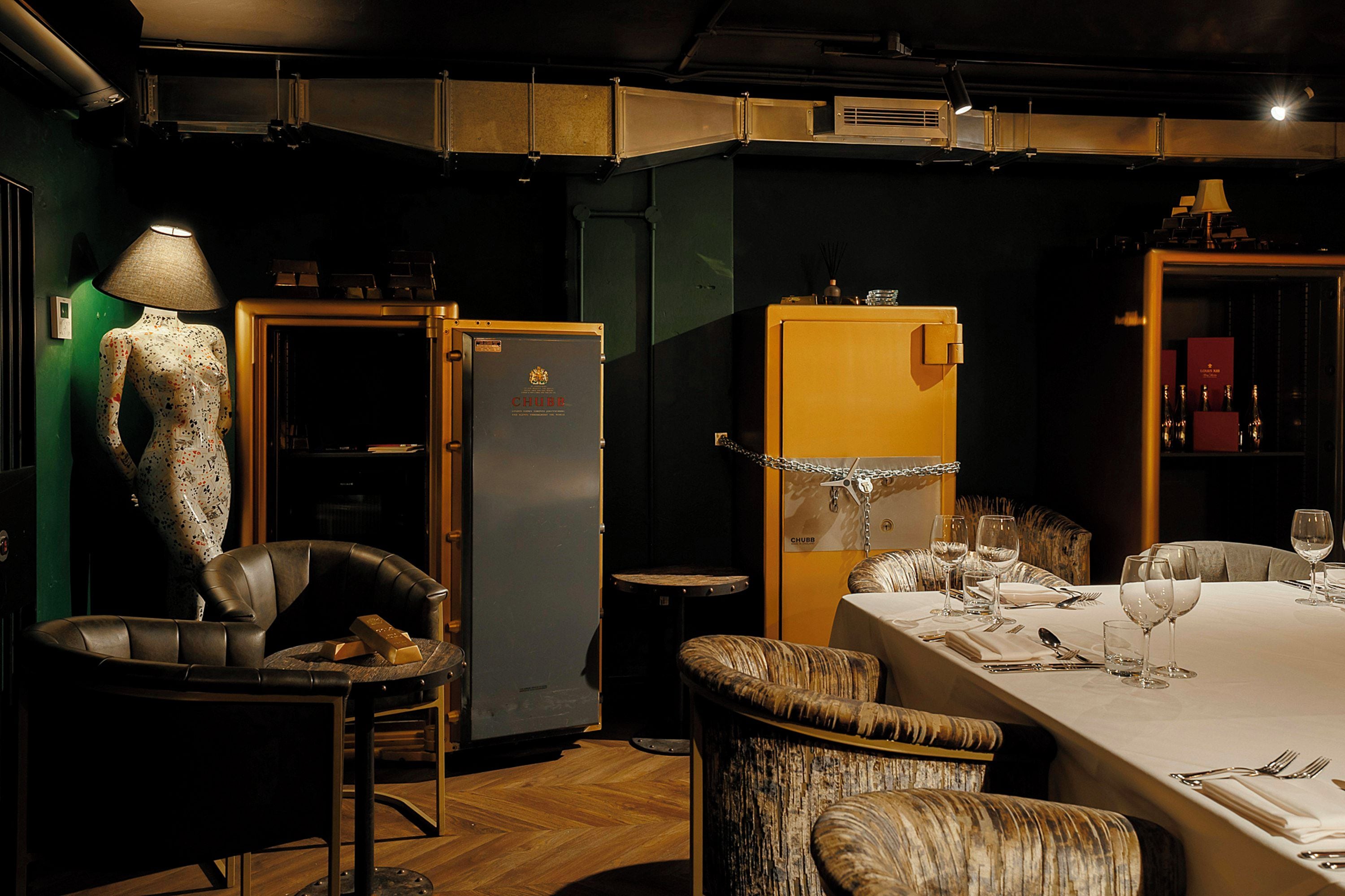Un comedor con una mesa dispuesta para cuatro, una zona de bar con un taburete y un maniquí vestido.