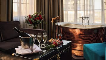 Junior Suite | 1 bedroom, Egyptian cotton sheets, premium bedding, minibar