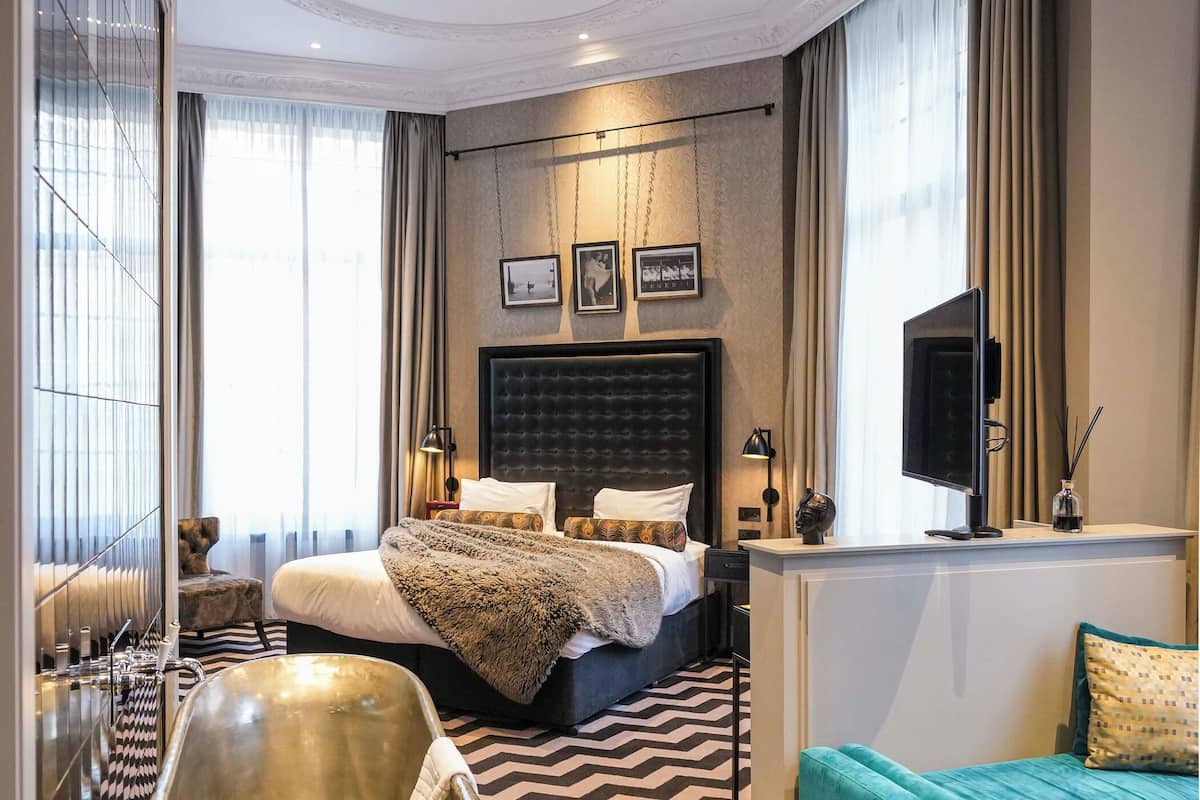 bank managers suite  | premium bedding, minibar, in-room safe, desk