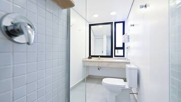 Shower, rainfall showerhead, free toiletries, bidet