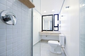 Dusche, Regendusche, kostenlose Toilettenartikel, Bidet