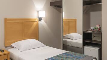 Quarto duplo standard, 2 camas de solteiro | Frigobar, cofres nos quartos, cortinas blackout, quartos à prova de som