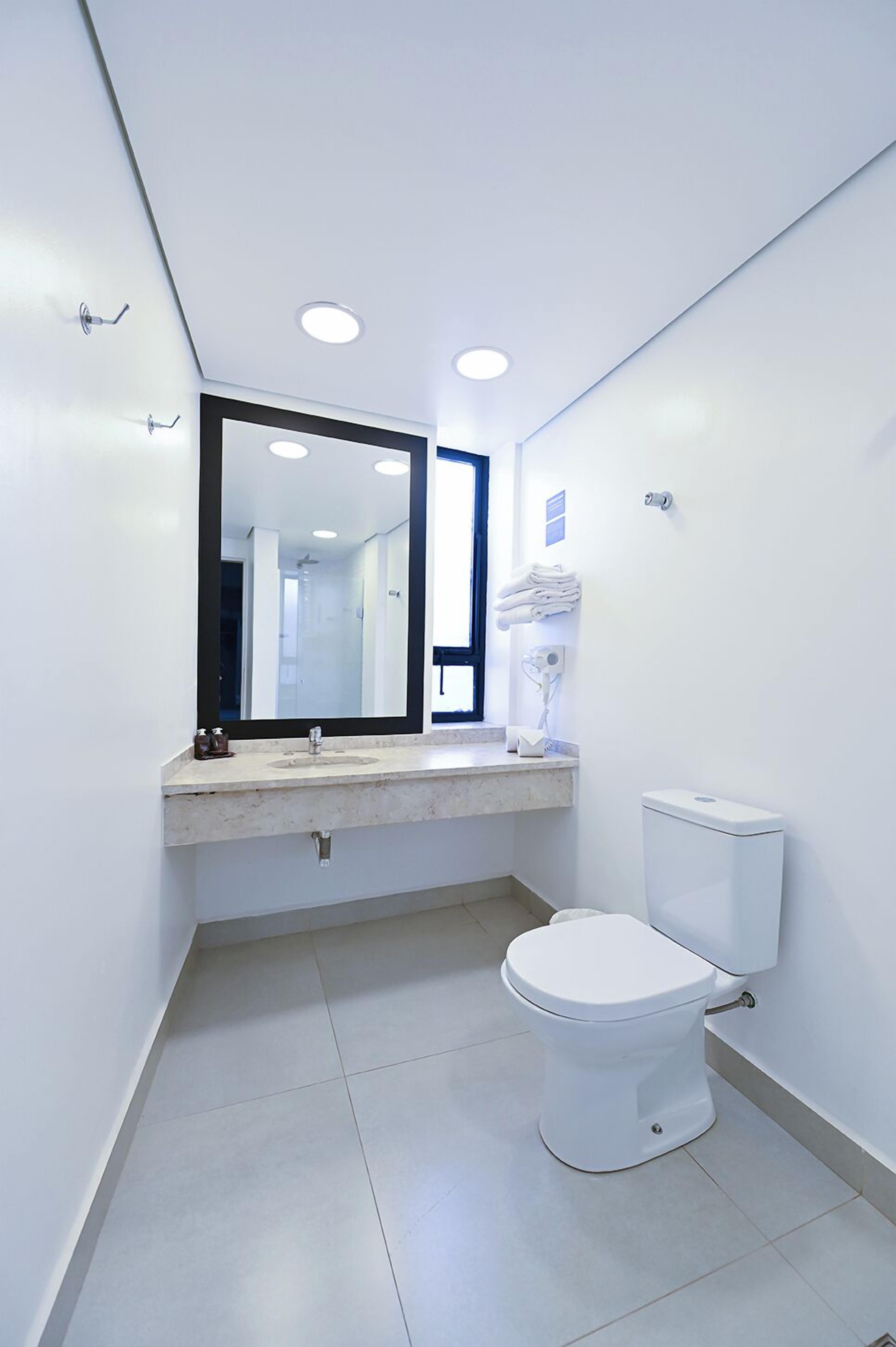 shower, rainfall showerhead, free toiletries, bidet