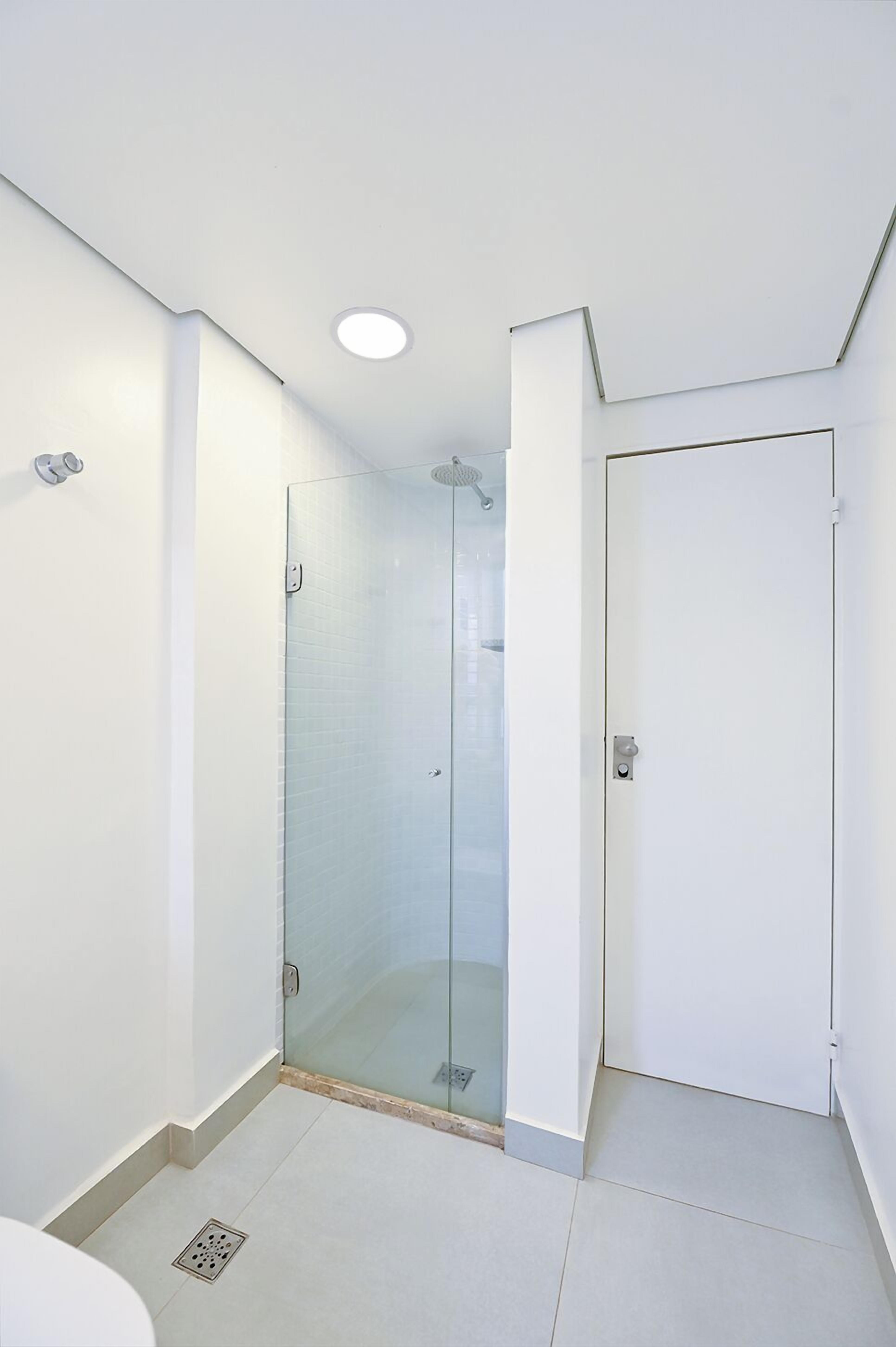 shower, rainfall showerhead, free toiletries, bidet