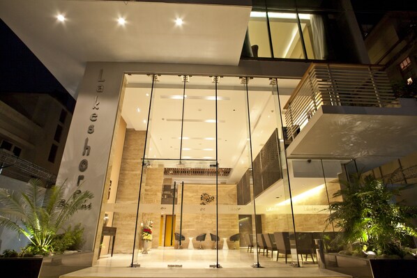 住宿正面 - 傍晚/夜晚